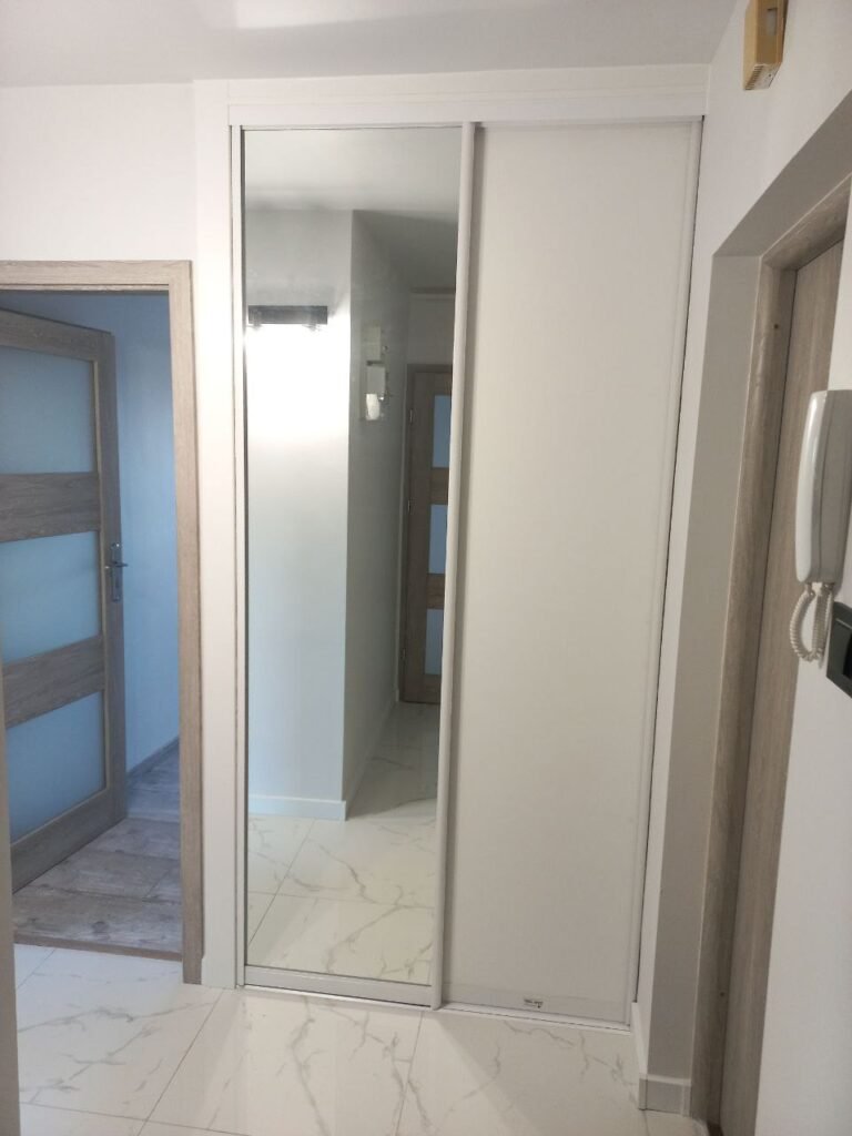 Szafa na wymiar z drzwiami przesuwnymi – Gdańsk