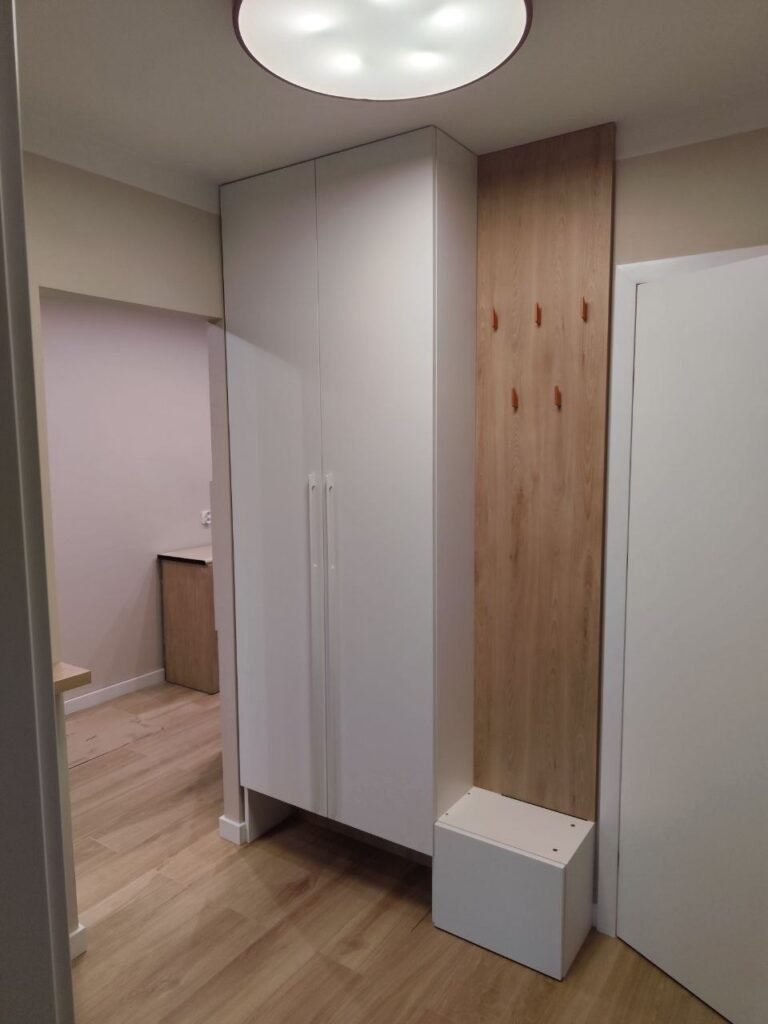 Szafa na wymiar z zabudową pod sufit – Gdańsk